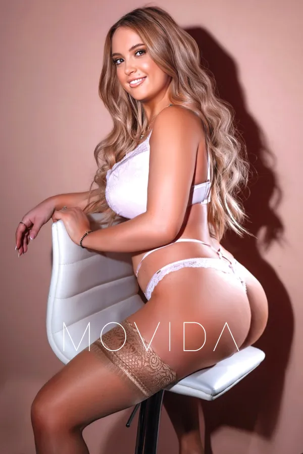Donna showing you her ass while smiling at you  Profile Image